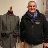 L'uniformologo barese Piero Violante, collezionista di abbigliamenti militari storici. E' accanto a un'uniforme da sergente maggiore della Grande guerra: il colletto rosso carminio � decorato con due stellette bianche e sulle spalle � appoggiato un porta caricatori in pelle